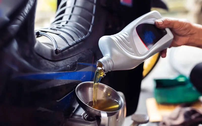 Wrong Oil in a Four-Stroke Engine: Fluid Type, Quantity and Viscosity